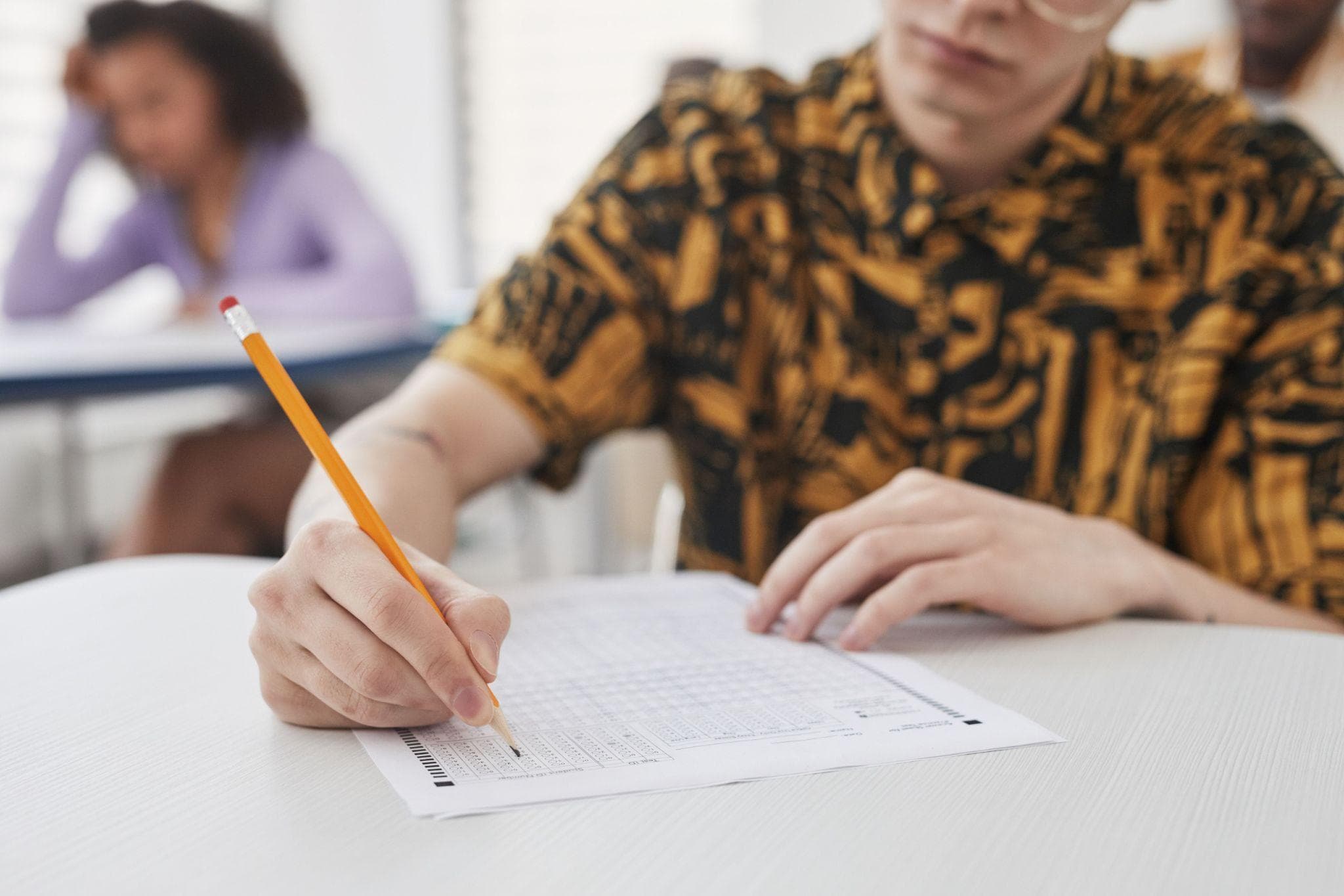 Estudiante practicando un ensayo de examen libre con lápiz y papel