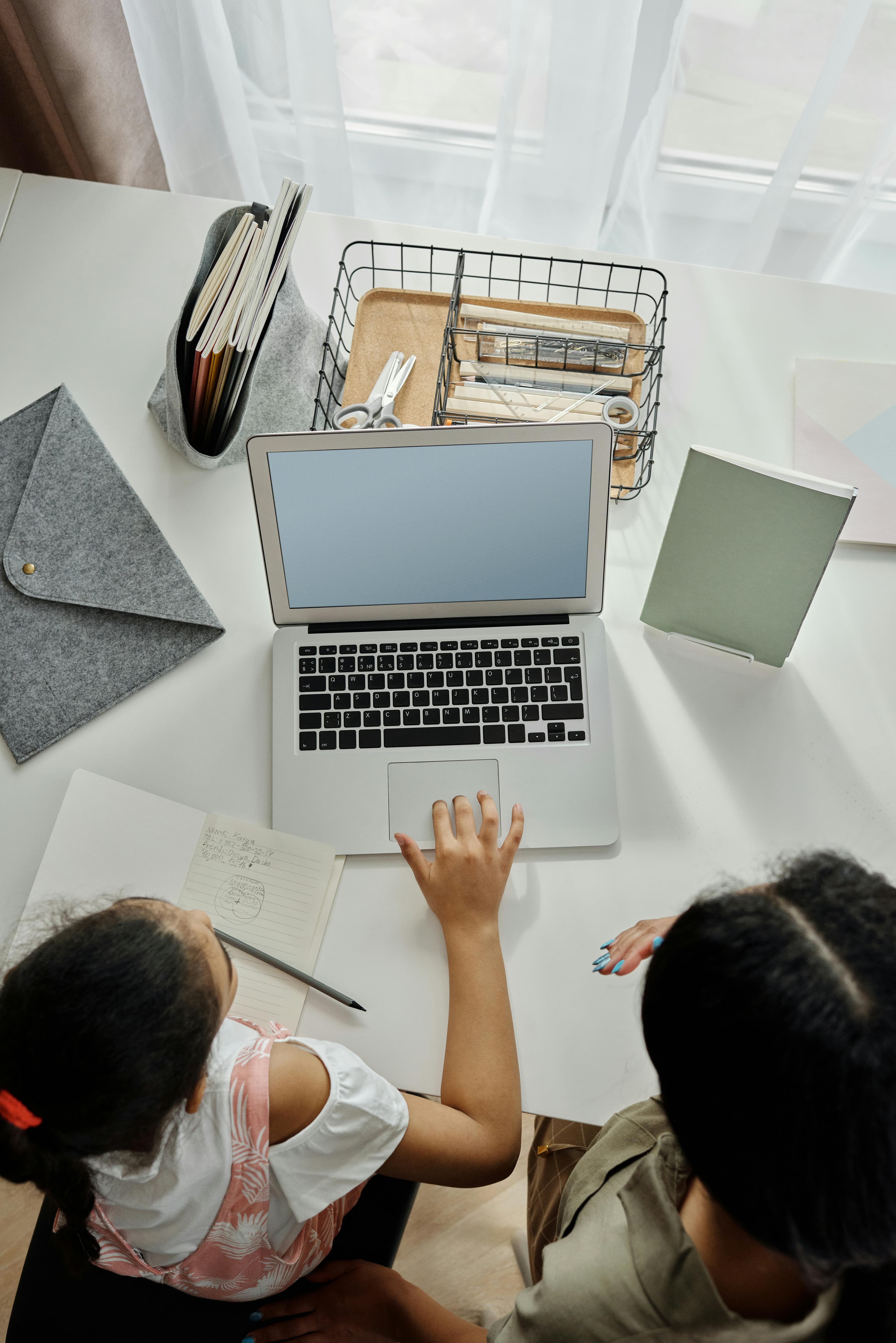 Madre e hija aprendiendo juntas en casa con laptop