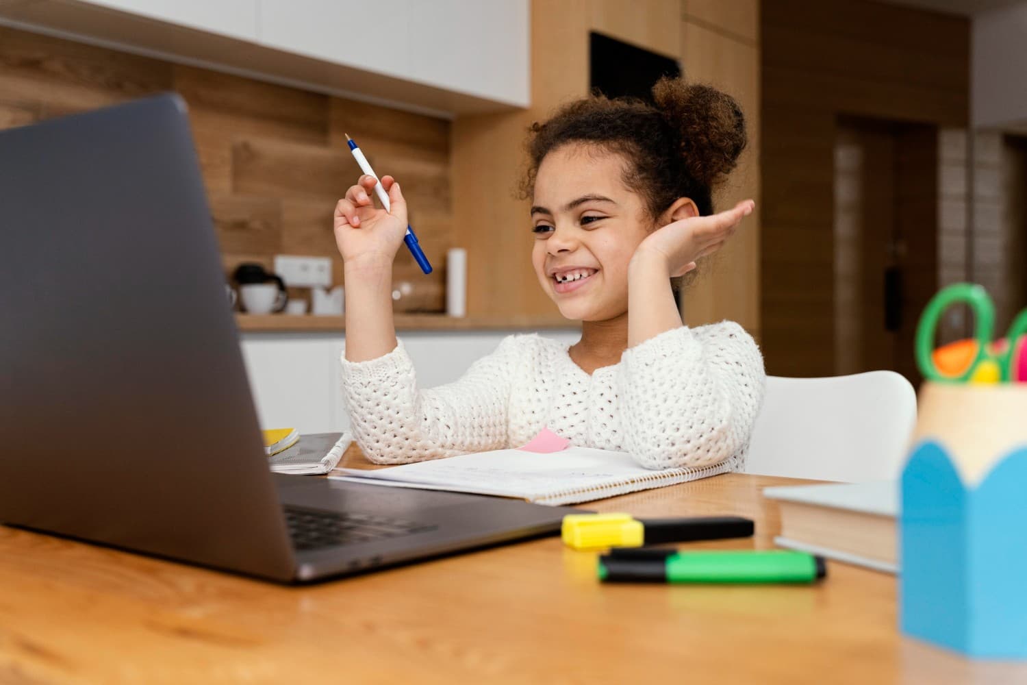 Estudiante de Musaika feliz con su aprendizaje en casa